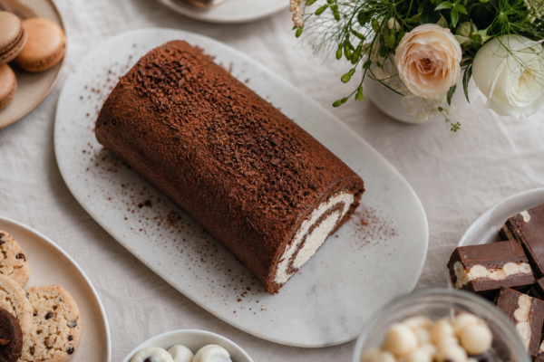 Ruladă cu cacao și cremă de mascarpone: desert simplu pentru ocazii