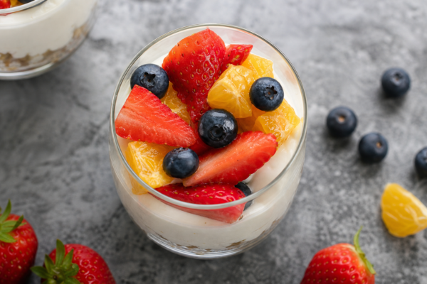 Mousse de ciocolată albă cu fructe: desert fin la pahar