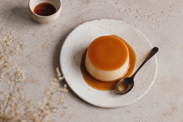 Panna cotta cu caramel: rețetă simplă pentru un desert elegant