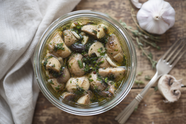 Ciuperci marinate cu usturoi și verdeață: rețetă pentru borcan