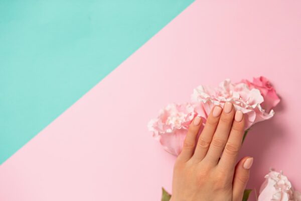 Manichiură de primăvară: culori pastelate și modele delicate