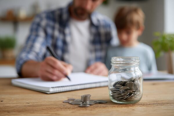 Fondul de urgență al familiei: cât ar trebui să acopere și cum îl construiești