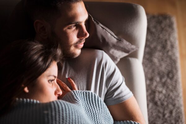 Semnele că partenerul evită vulnerabilitatea, nu neapărat iubirea