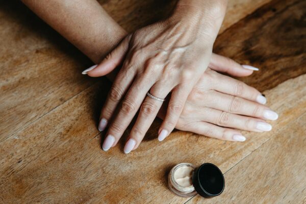 Press-on nails: cum le pui să reziste o săptămână