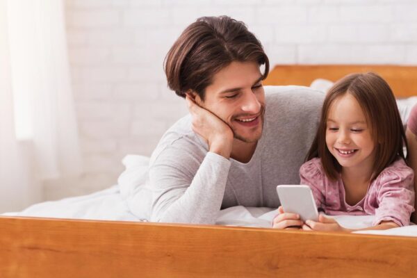 Cum își pot revizui părinții propriile obiceiuri legate de telefon