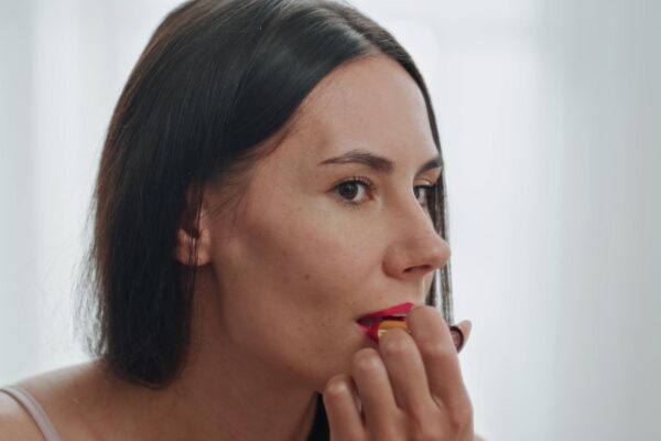 Ruj mat pe buze uscate: cum reduci aspectul crăpat