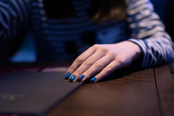 Velvet nails: manichiura cu efect de catifea, în nuanțe închise