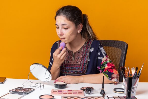 BB cream, CC cream sau fond de ten: ce diferențe contează pentru machiajul zilnic