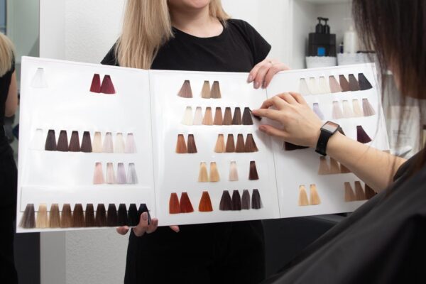 Nuanțe pentru camuflarea firelor albe: ce întreținere presupune fiecare variantă