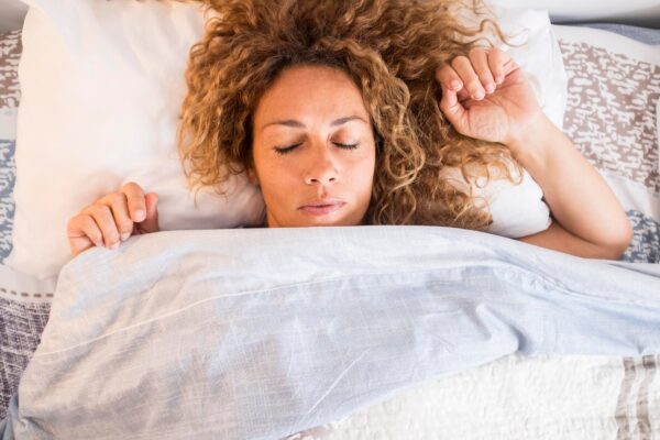 Cum păstrezi buclele peste noapte fără să refaci complet coafura