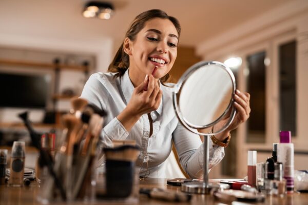 Creion de buze: cum alegi nuanța fără un contur prea evident